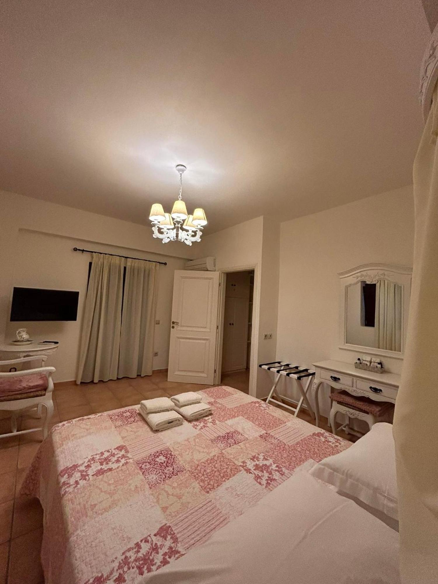 Focalion Castle Luxury Suites Pyrgos Dirou Экстерьер фото